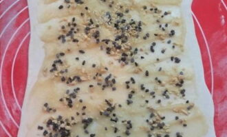 Repartiu les capes restants amb puré de poma i espolseu-hi xips de xocolata i fruits secs picats per sobre (podeu utilitzar absolutament qualsevol que vulgueu).