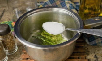Passat aquest temps, assegureu-vos d'abocar l'aigua infusionada en una cassola, afegir sucre granulat, sal, comí, coriandre, pebre i un parell de paraigües d'anet. Poseu la cassola al foc i des del moment en què bull, coeu la marinada durant tres minuts més.