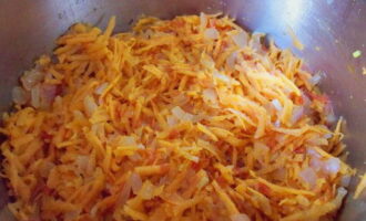 Häll de hackade morötterna i pannan med lök och tomatpuré och låt puttra ytterligare några minuter.