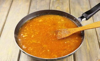 Aboqueu aigua a la cassola perquè la carn quedi completament coberta. Porteu el líquid a ebullició i reduïu el foc. Tapeu la cassola amb una tapa i deixeu coure la carn a foc lent durant 40 minuts, afegint-hi aigua si cal.