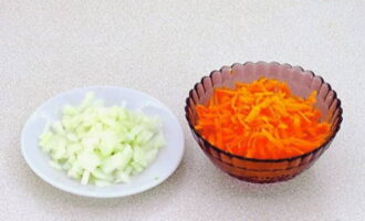 Bào cà rốt trên một chiếc máy xay lớn hoặc vừa, và dùng dao cắt nhỏ hành tây. Bào cà rốt trên một chiếc máy xay lớn hoặc vừa, và dùng dao cắt nhỏ hành tây.