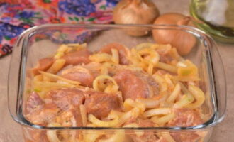 Afegiu unes cullerades d'aigua neta a la placa de forn i barregeu tots els ingredients durant uns minuts. Tapeu-ho amb paper film i poseu-ho a la nevera durant almenys 2 hores perquè la carn es remulli a la marinada. 