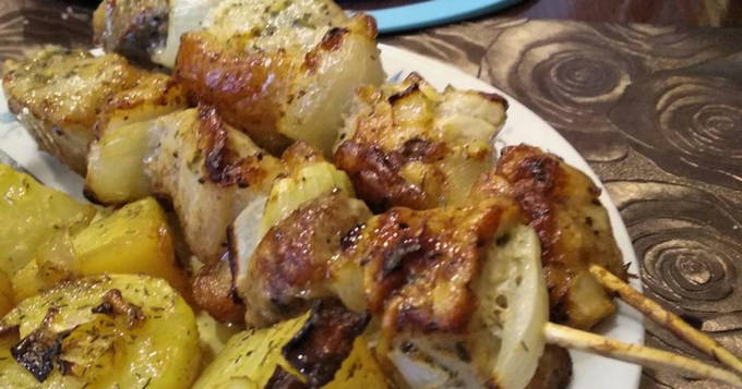 Shish kebab sa mga skewer sa oven