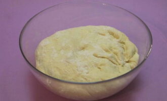 Cobriu la peça amb un drap o film transparent i poseu-la en un lloc càlid per activar el llevat i augmentar de volum durant aproximadament una hora.