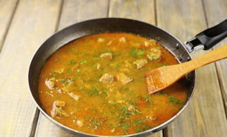 5 minuts abans de cuinar, empolvoreu la vedella amb herbes picades, afegiu espècies al gust i sal i barregeu.