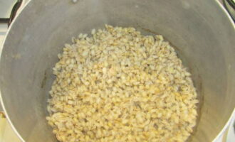 Nấu trong 1 giờ 30 phút cho đến khi chín hoàn toàn.