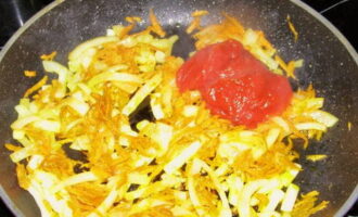Escalfeu l'oli en una paella i sofregiu la ceba i les pastanagues picades. Tan bon punt s'estovin les verdures fregides, afegiu-hi una mica de ketchup, remeneu-ho i deixeu-ho coure a foc lent uns 6-8 minuts.