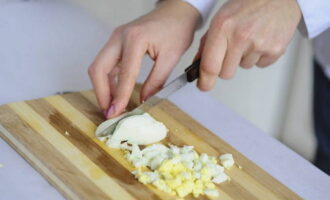 Pelem els ous. Tallem-los. El pollastre ja s'ha refredat. També s'ha de tallar a daus. Trieu un bol gran o una amanida. Hi posem tots els ingredients. Afegiu sal al gust i maionesa a l'amanida. Barrejar bé els ingredients i servir als convidats.