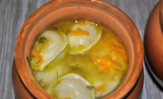 Doe vervolgens alles in potten en vul met de gezeefde bouillon.