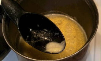 Skumma skummet som dyker upp med jämna mellanrum, låt gröten koka upp och sänk sedan värmen till måttlig.