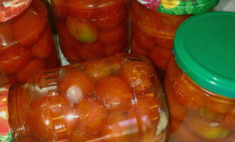 Închidem borcanele cu capace și le lăsăm să se răcească într-un loc cald. Îl poți înfășura într-un prosop.