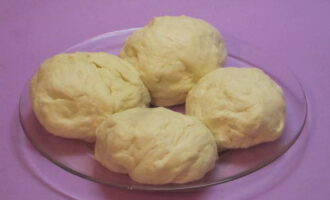 Dividiu la massa en 4 parts: 2 x 200 grams i 2 x 250: aquesta quantitat és suficient per a dos khachapuri Megrelian i dos khachapuri Gurian.