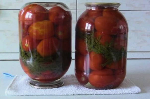 Tomàquets amb tapa de pastanaga per a l'hivern