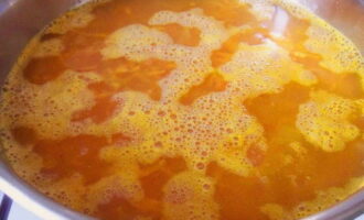 Häll omedelbart alla ingredienser med en liter kokande vatten och låt koka upp. Sänk sedan värmen och sjud soppan i cirka 30 minuter tills linserna är helt genomkokta.