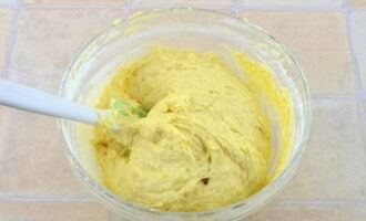 Frământați ingredientele până obțineți un aluat omogen, fără cocoloașe.