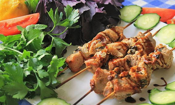Varkensvlees shish kebab in de oven