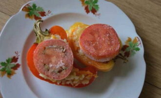 Col·loqueu una rodanxa fina de tomàquet a sobre de cada vaixell.