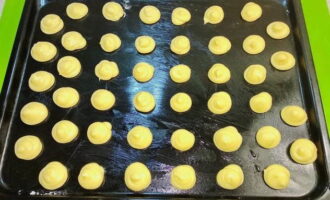 Knijp het mengsel uit op een bakplaat en vorm kleine soesjes.