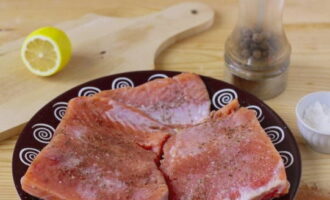 Hoe kook je kulebyaka volgens het klassieke recept thuis? Zout de visfilet, breng op smaak en besprenkel met citroensap.