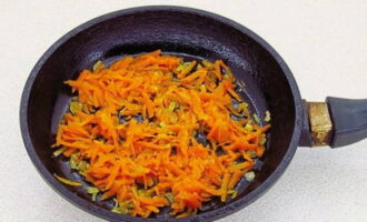 Chiên trên lửa nhỏ cho đến khi rau mềm. Chiên trên lửa nhỏ cho đến khi rau mềm.