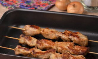 Al cap de mitja hora, doneu la volta al kebab mig acabat i continueu la cocció durant el mateix temps. 