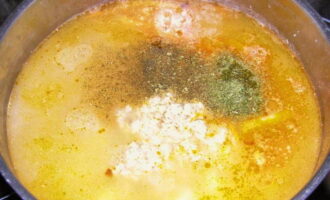 Passeu el rostit i la part superior a la paella amb l'arròs i les patates, amaniu i afegiu-hi herbes picades si voleu. Porteu la sopa a ebullició a foc moderat i retireu-la del foc.