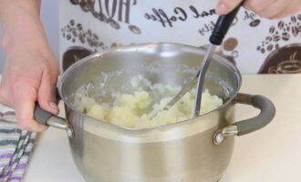 Pakuluan ang mga patatas hanggang sa ganap na maluto at pagkatapos ay gilingin hanggang sa purong, alisan ng tubig ang labis na tubig. Sa parehong yugto, magdagdag ng asin at itim na paminta, na nakatuon lamang sa iyong panlasa. Kapag handa na ang sibuyas at katas, pagsamahin ang mga ito at haluing mabuti.