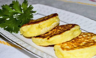 Khachapuri leneș apetisant cu brânză este gata. Serviți-le la masă!