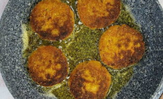 Kung nais mong maghurno ng mga cutlet, inirerekumenda na ilagay ang mga ito sa greased na pergamino at lutuin ng halos 15 minuto sa 180 degrees. 