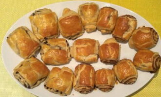 Refredar lleugerament els pastissos calents i servir amb te. Bona gana! 