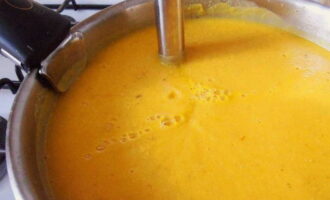 Stäng av värmen, ta kastrullen från värmen och puré soppan med en mixer.Tillsätt vid behov kokande vatten och justera på så sätt tjockleken på gräddsoppan. När vi har uppnått önskad konsistens, värm soppan på låg värme.