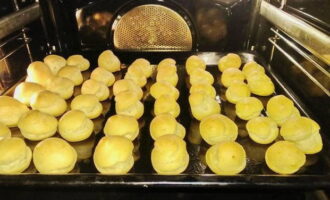 Plaats de traktatie in een oven die gedurende 25-30 minuten op 180 graden is voorverwarmd.