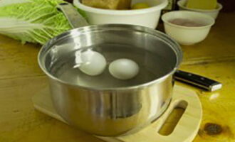 Kycklingsallad är väldigt lätt att tillaga. Koka ägg hårt i saltat vatten. Skala dem sedan, separera vitan från gulan. Det vita behövs inte i receptet, men äggulan behövs till såsen.
