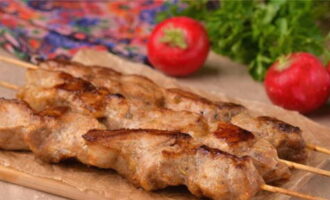 Transferiu la carn de porc calenta i aromàtica a un plat i serviu-la amb herbes fresques, ceba en escabetx i pa de pita prim. Bona gana! 
