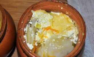 Voeg vijf minuten voor het einde geraspte kaas toe aan de potten en bak de dumplings zonder deksel.