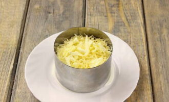 Ook wrijven we hier een stuk bevroren boter in en gieten er mayonaise over.