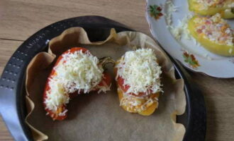 Col·loqueu les barques de verdures en una safata de forn folrada amb un full de paper vegetal per coure.
