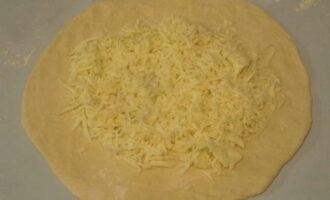 Col·loqueu almenys 200 grams de formatge picat al centre de la peça.