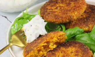 Ang mga hot vegetable cutlet ay sumasama sa sariwang salad at sour cream sauce. Bon appetit! 