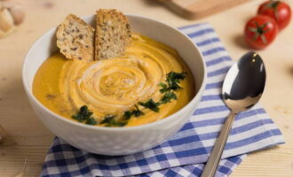 Häll den färdiga purésoppan varm i skålar, tillsätt bruschetta och färska örter om så önskas.