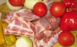 Hur lagar man khashlama enligt det klassiska receptet? Tvätta grönsaker och kött. Hacka lammet i portionsbitar.