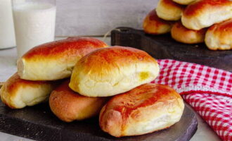 Plaats de bakplaat met de taarten in de oven, voorverwarmd op 190-200 graden, gedurende 25-30 minuten. Koel de roze taarten met kool een beetje en serveer.