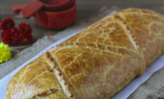 Bak de taart in de oven op 220 graden gedurende 20 minuten, verlaag vervolgens de temperatuur tot 170-180 graden en bak nog eens 30 minuten. Kulebyaka kan warm of gekoeld geserveerd worden; het is ongelooflijk lekker.