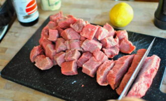 Com cuinar la clàssica sopa de mongetes? Talleu la carn a trossos petits i afegiu-hi aigua per preparar el brou. Cuini durant unes 2 hores a foc lent, eliminant l'escuma regularment.