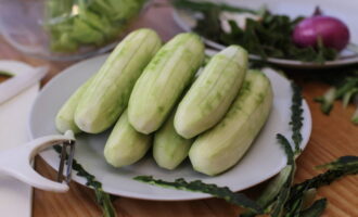 Cum sa faci o salata simpla si gustoasa cu pui afumat? Curățați castraveții și tăiați-i în cuburi mari de aproximativ 1 cm pe o parte.
