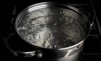 Ibuhos ang 3 tasa ng tubig na kumukulo sa isang kawali na may angkop na dami at magdagdag ng pearl barley, magluto ng 5 minuto sa sobrang init, at pagkatapos ay alisan ng tubig.