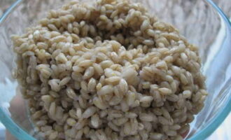 Takpan ng takip at lutuin sa mahinang apoy sa loob ng 45 minuto hanggang isang oras, upang ang lahat ng likido ay masipsip sa cereal at tumaas ang laki ng mga butil ng perlas na barley. 
