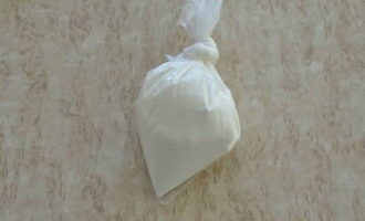 Transferiu la cobertura a una bossa de plàstic. Tallem la cantonada del paquet. Ja està tot a punt per decorar!