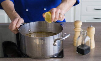 Häll sojasås och citronsaft i pannan, tillsätt vitlök, salt och peppar. Koka soppan ytterligare 20 minuter på låg värme. Innan servering, garnera med hackad persilja. Smaklig måltid!