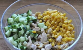 Pune toate ingredientele pentru salată într-un bol cu ​​porumb, amestecă maioneza cu usturoi și asezonează salata. Blatul il puteti decora cu ierburi tocate. Salata de pui afumat este gata!